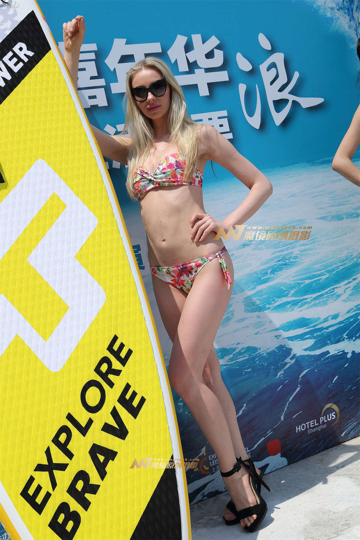 金发模特的曲线就是够S型-日更街拍