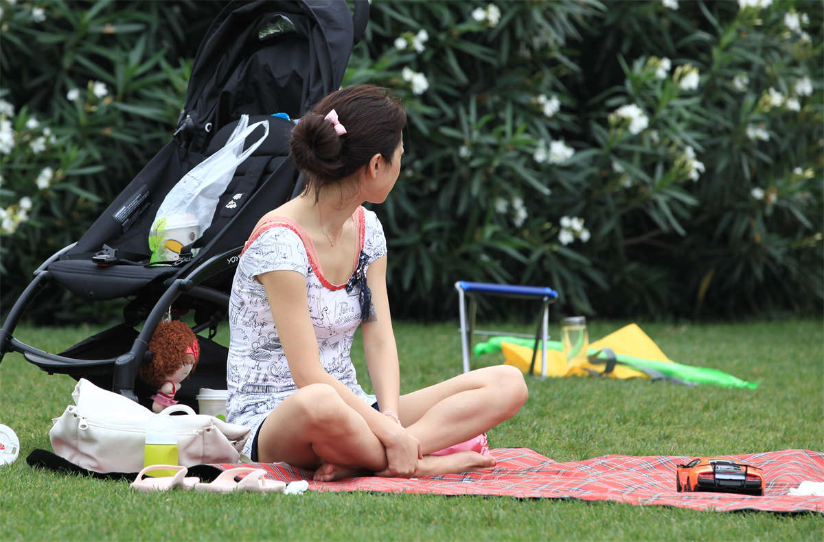 图片[2]-踏青公园街拍系列No.1278 媚惑少妇，纤细身材加上一双好脚，着实性感-日更街拍