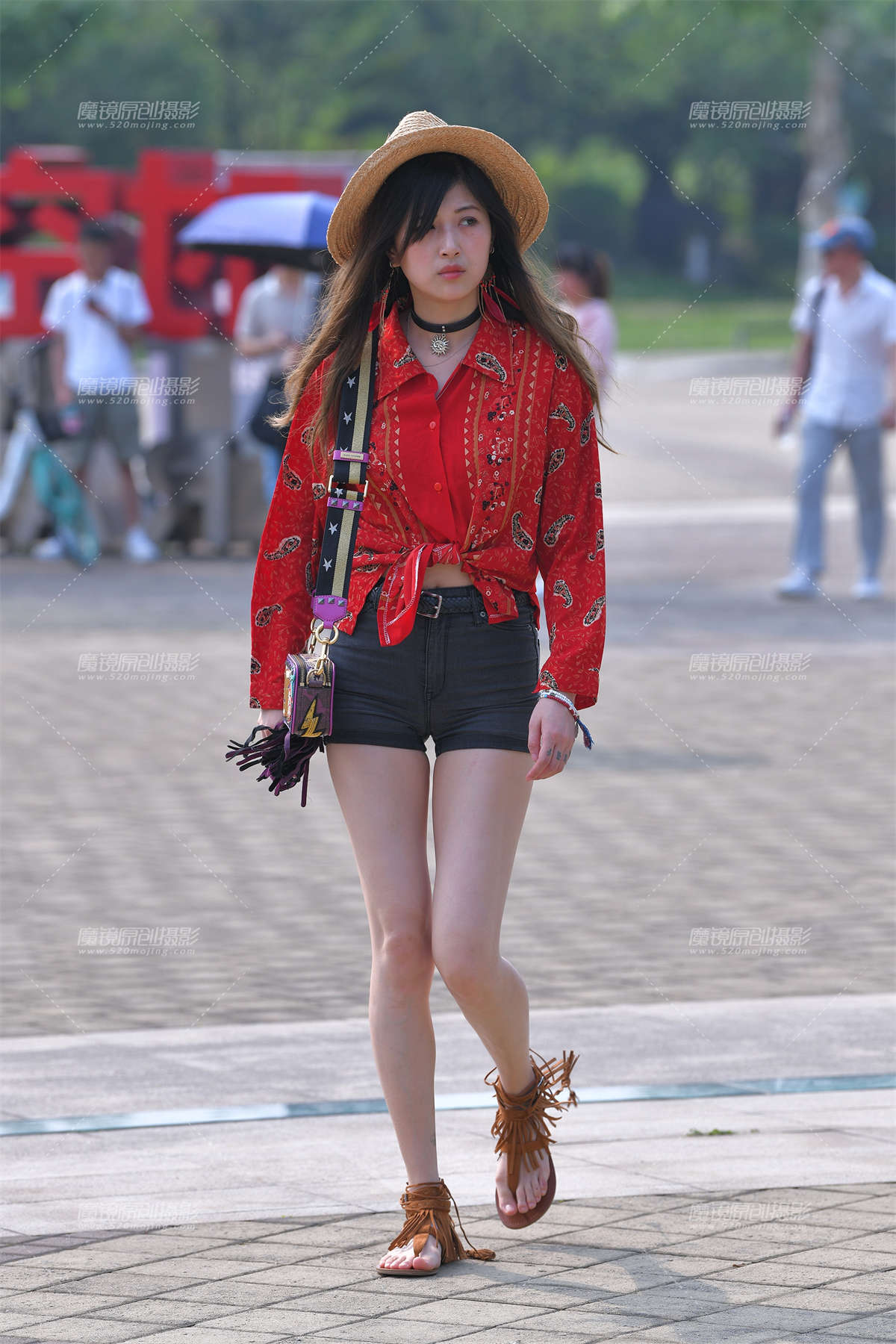 紧致热裤女孩-日更街拍