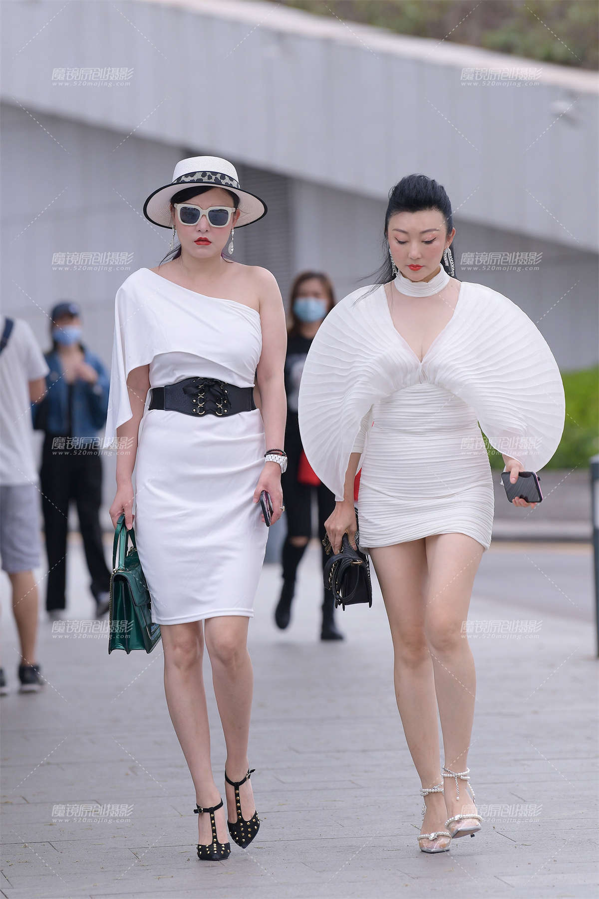 韵味俩熟女-日更街拍