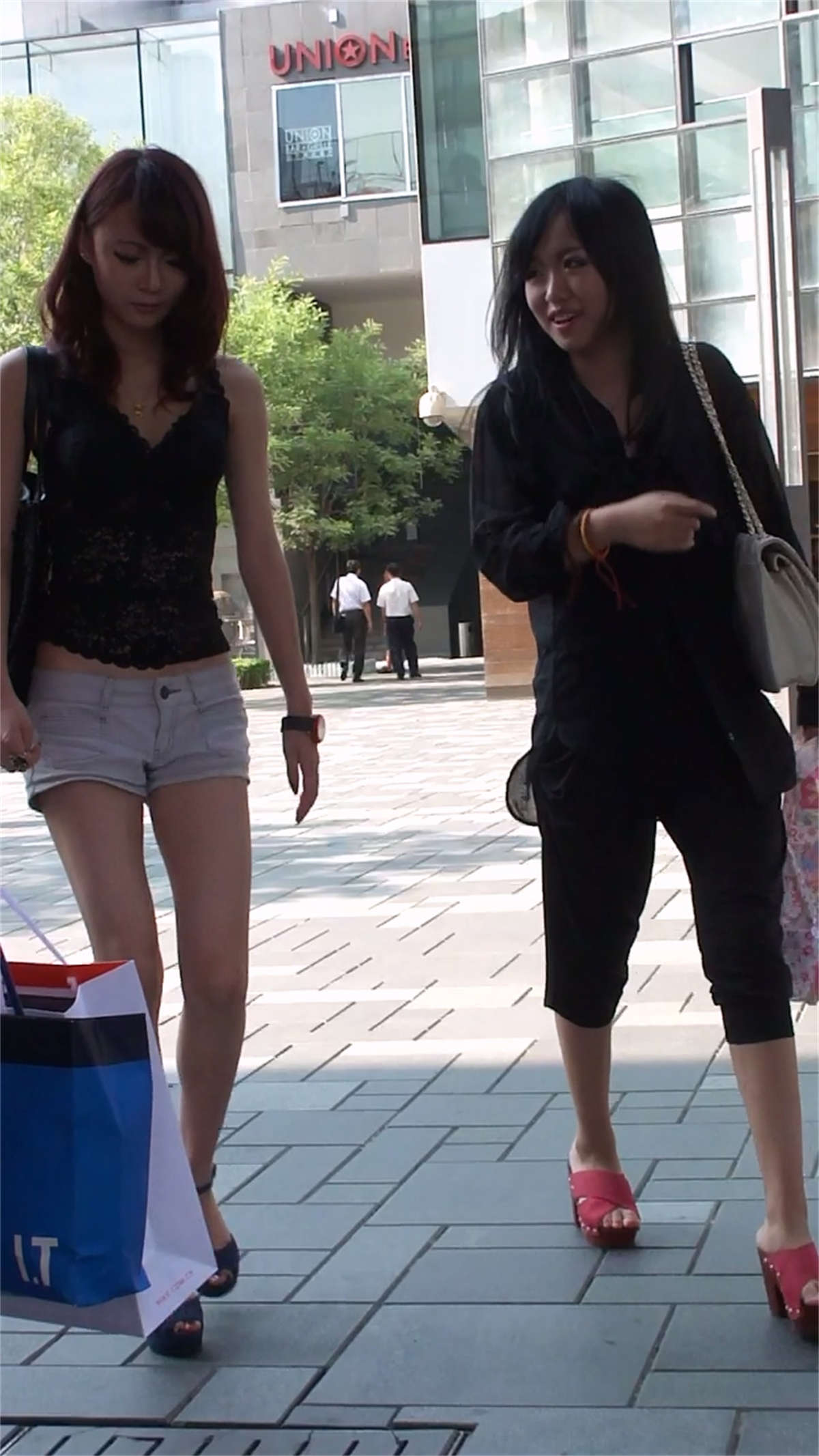 图片[2]-极品超短牛仔热裤美腿MM-日更街拍