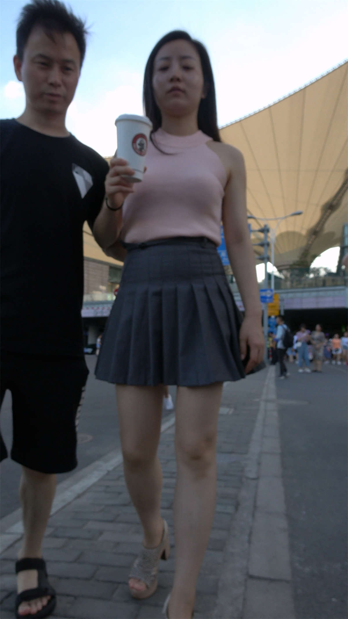 图片[2]-喝着星巴克的街拍短裙美腿小资女-日更街拍