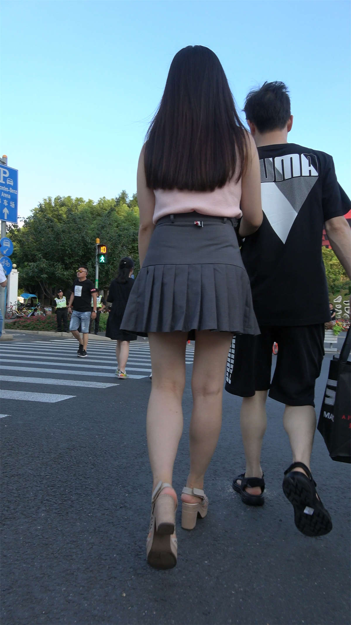 喝着星巴克的街拍短裙美腿小资女-日更街拍