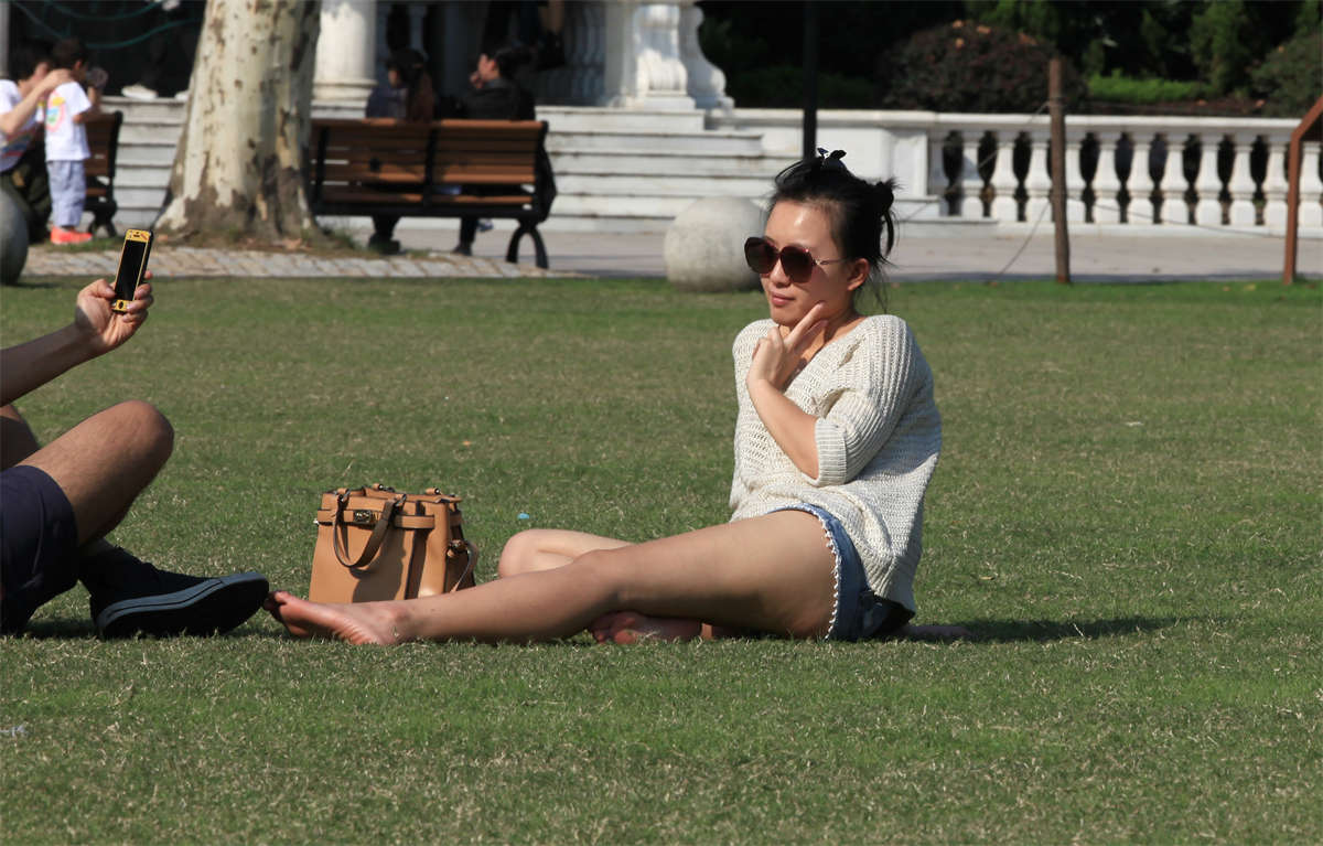 图片[2]-踏青公园街拍系列No.1086 美人玉足，不惧最强烈的阳光检验-日更街拍