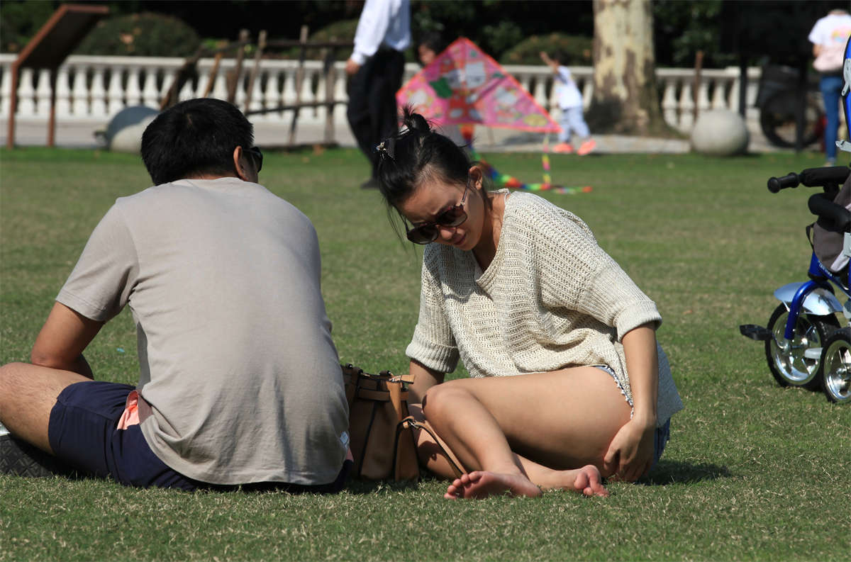 踏青公园街拍系列No.1086 美人玉足，不惧最强烈的阳光检验-日更街拍