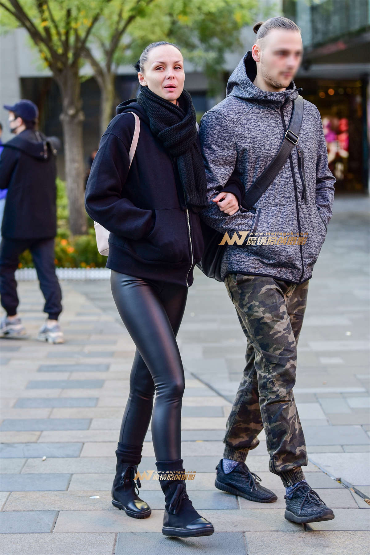 高挑的俄罗斯 紧身皮裤女郎-日更街拍