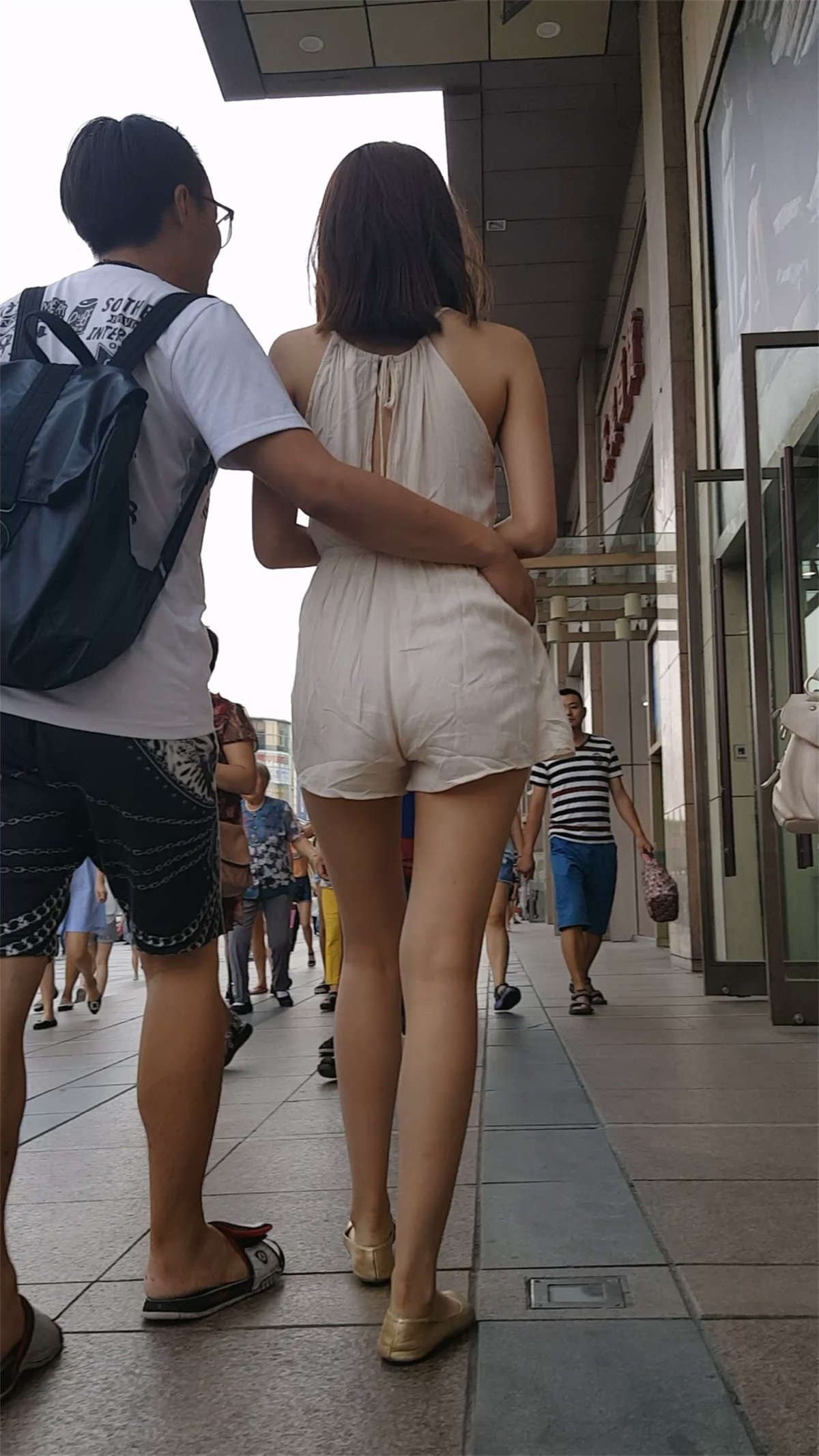 图片[2]-和男友逛街的长腿美眉打扮很清凉-日更街拍