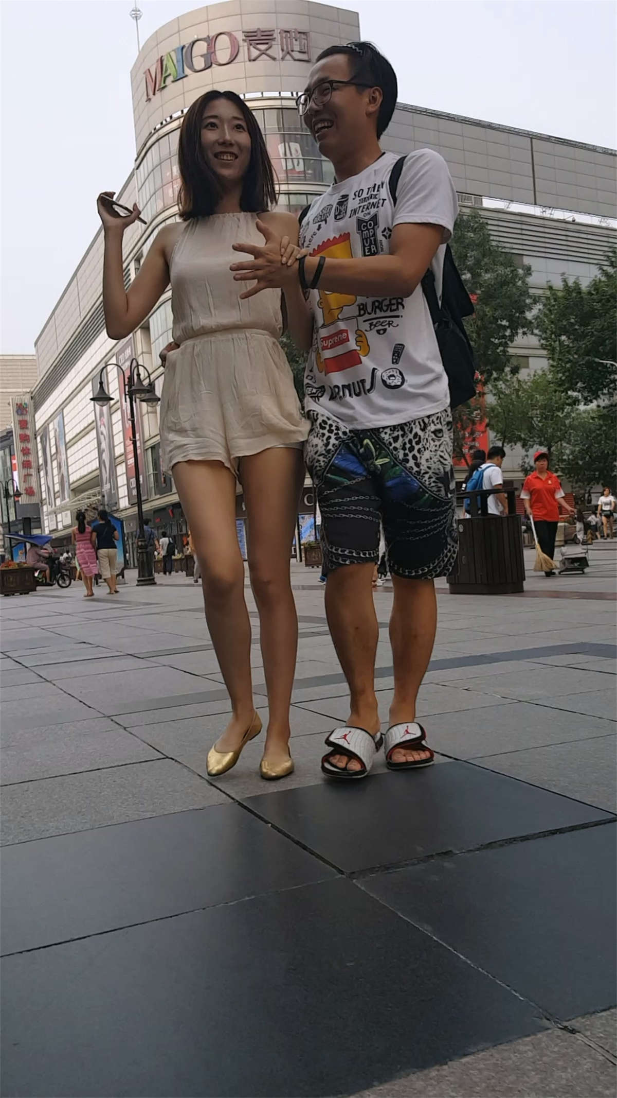 和男友逛街的长腿美眉打扮很清凉-日更街拍