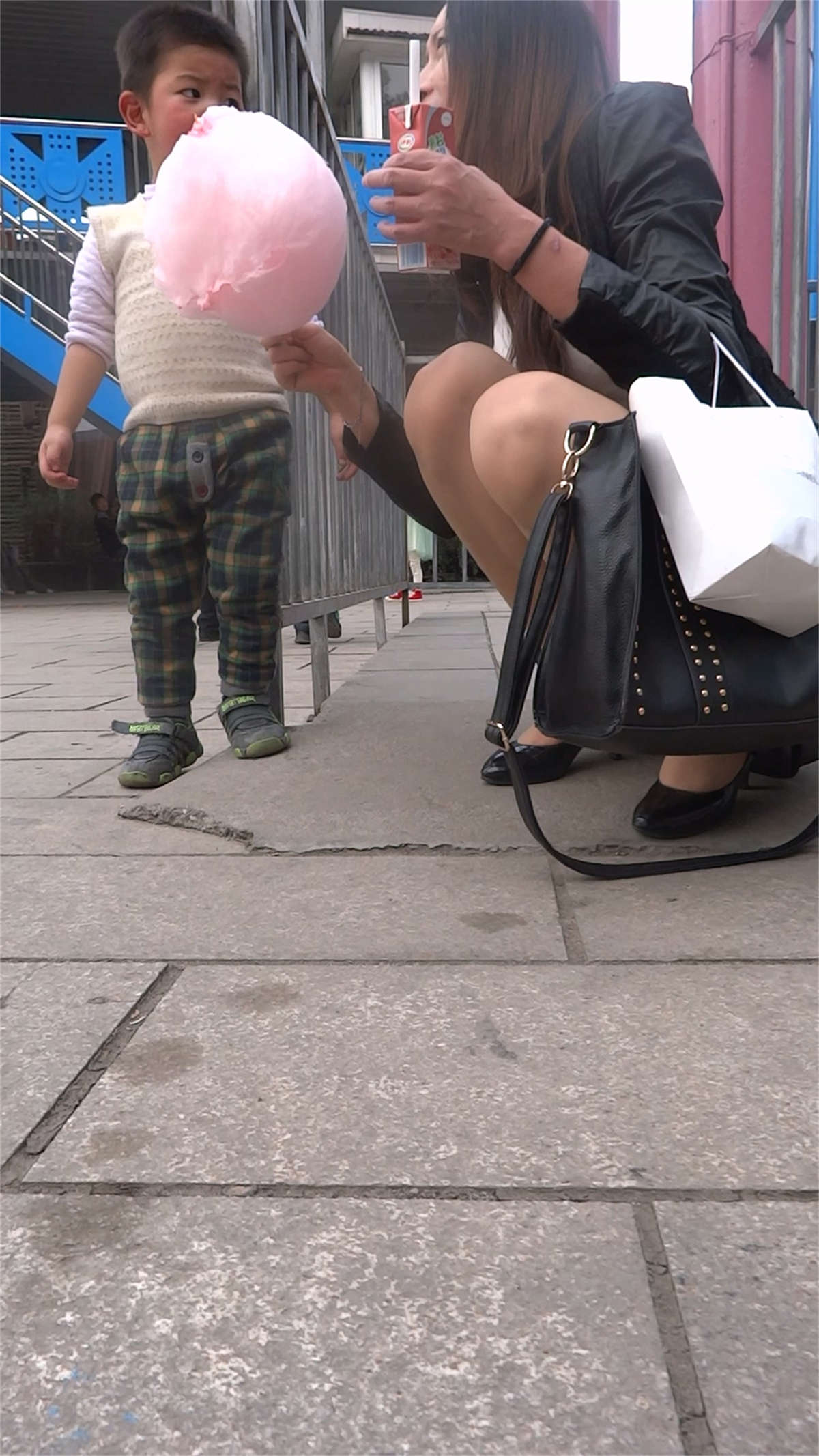 图片[2]-带孩子的美丽妈妈-日更街拍