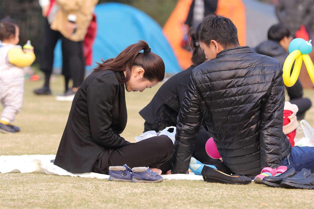 图片[2]-踏青公园街拍系列No.1279 干练美少妇，上演职业装短肉丝的制服诱惑 第2套-日更街拍