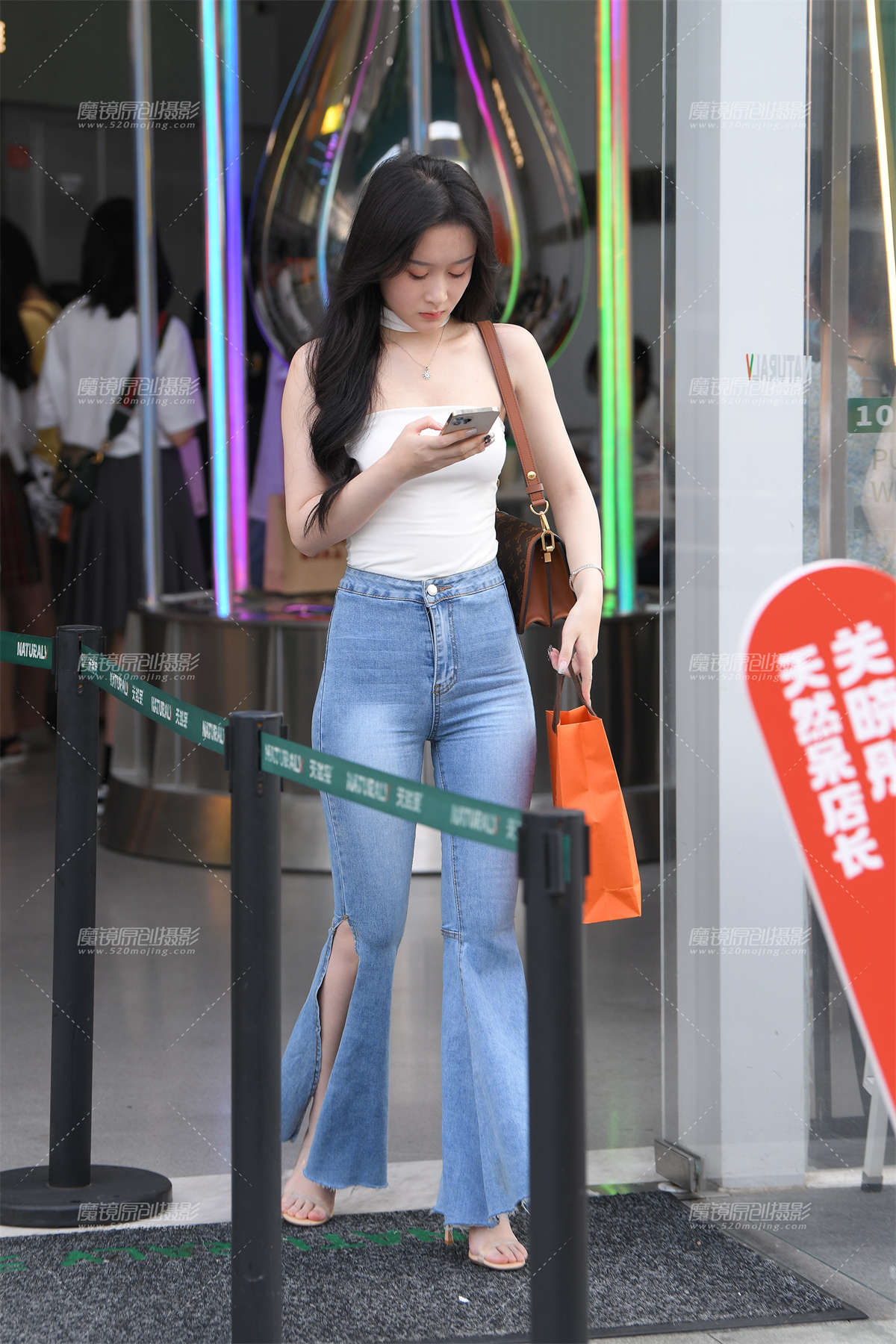 两个紧身牛仔裤美女-日更街拍