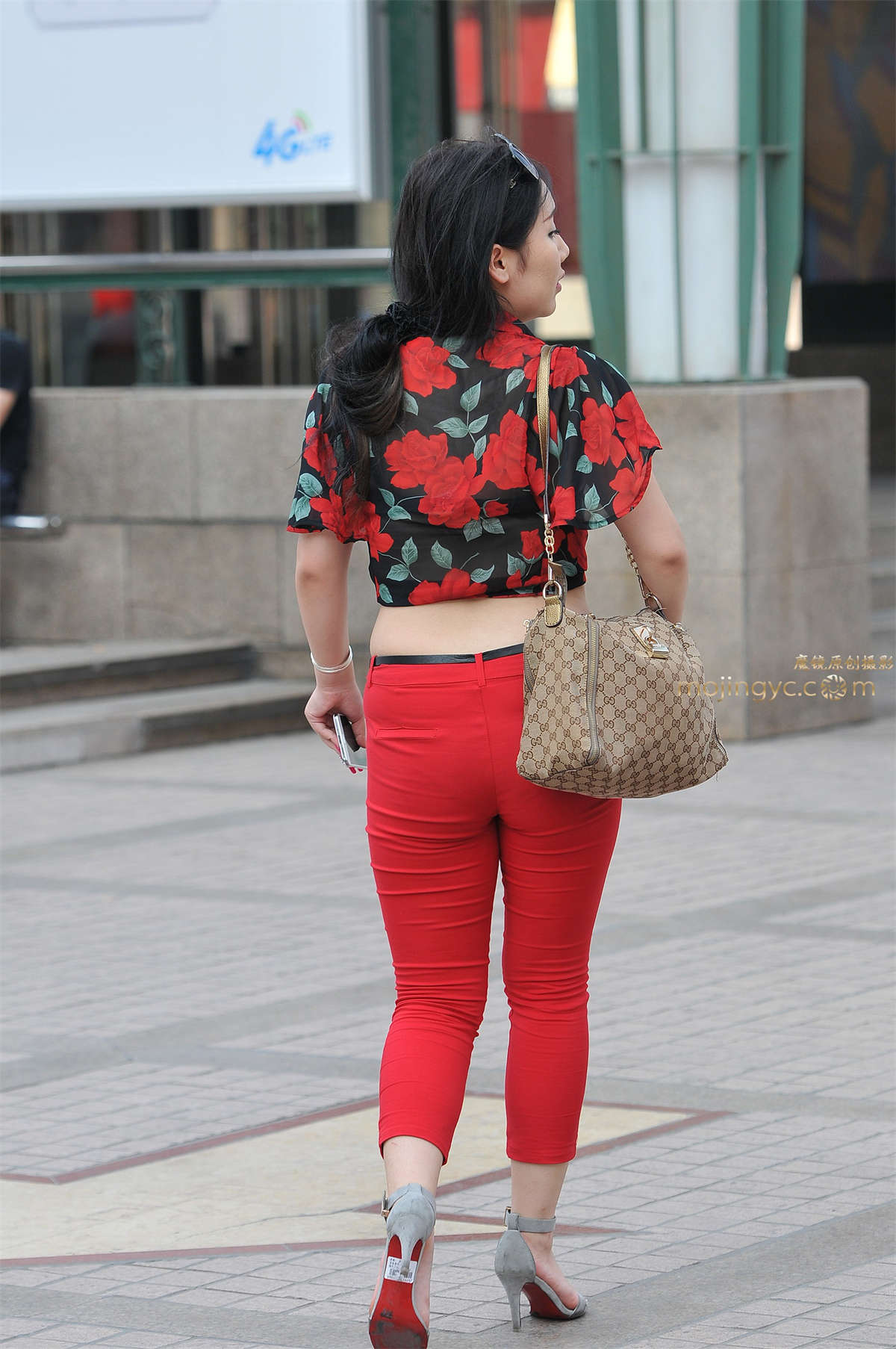图片[2]-火红的紧身丰臀-日更街拍