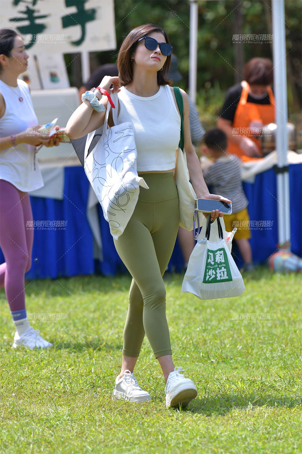 ★短发瑜伽紧身裤美女-日更街拍