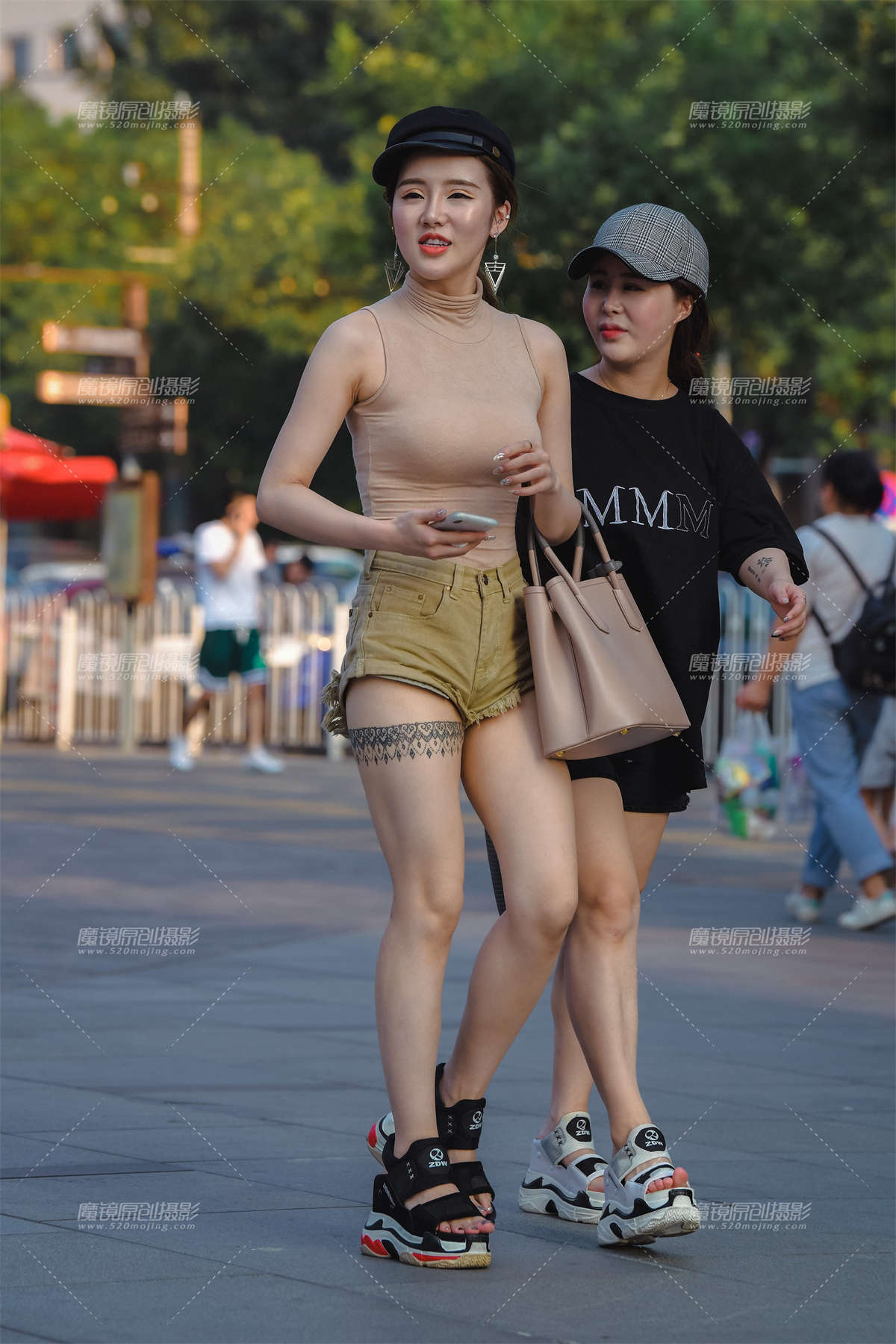 浅绿热裤大白腿-日更街拍