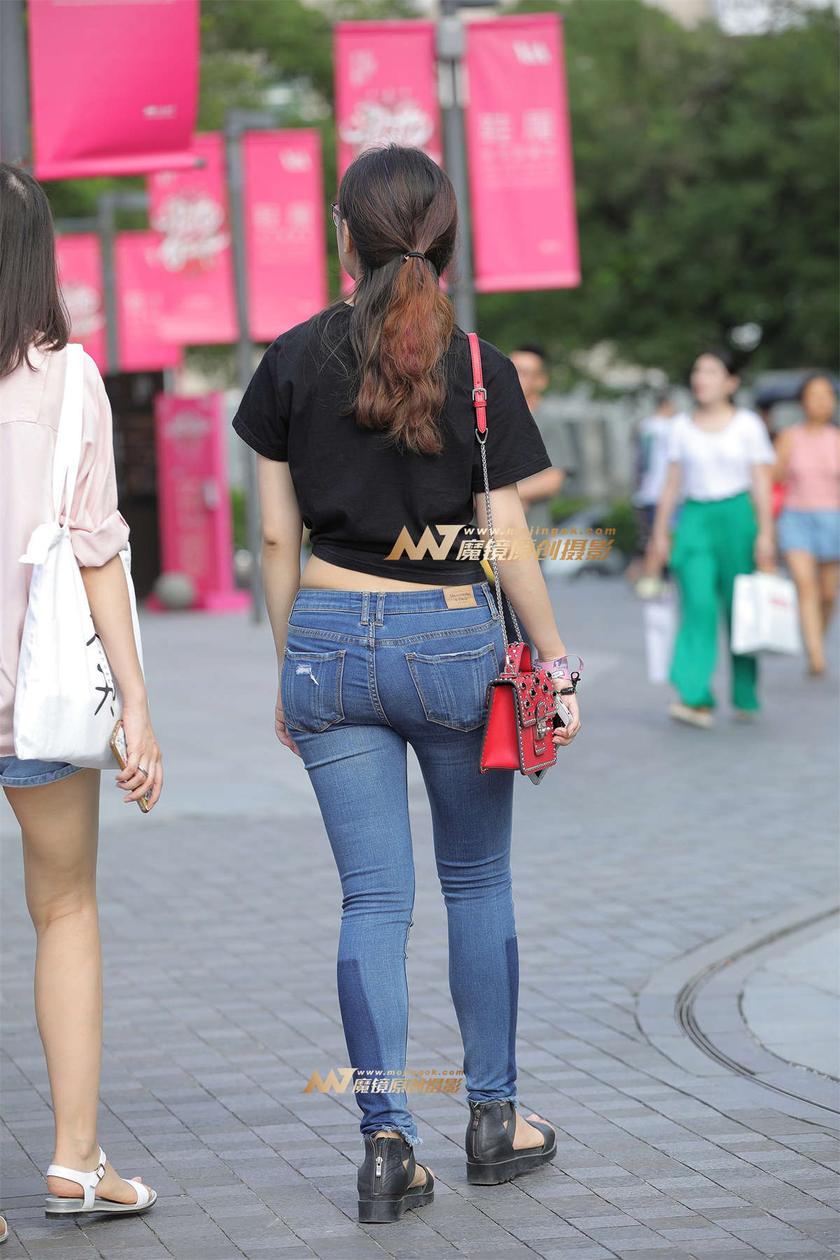 图片[2]-【视觉冲击赛贴】紧牛眼镜妹-日更街拍