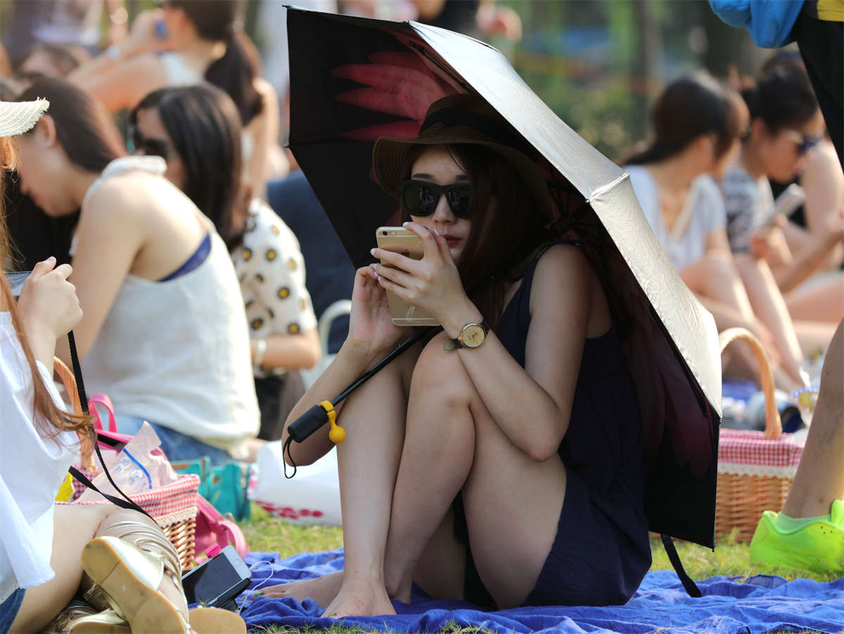 踏青公园街拍系列No.1087 美女矜持最后还是失守，足底被拍还略带原味-日更街拍
