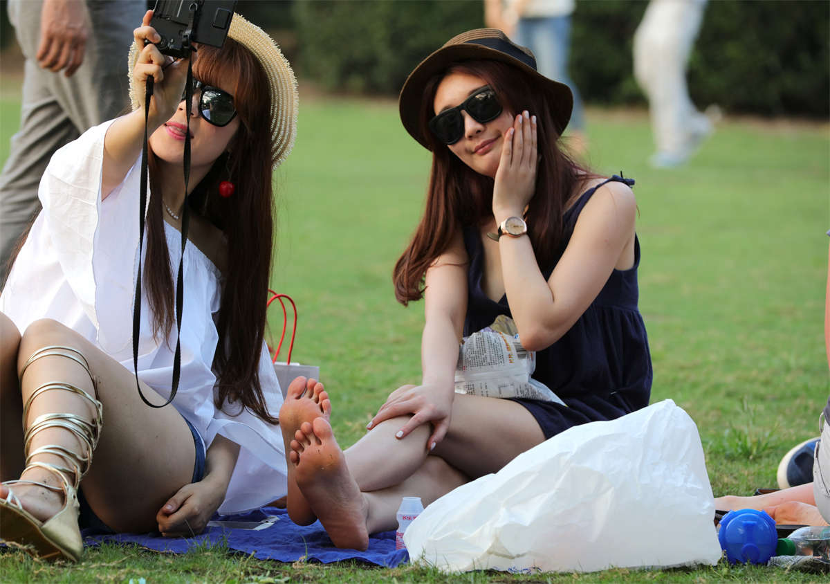 图片[2]-踏青公园街拍系列No.1087 美女矜持最后还是失守，足底被拍还略带原味-日更街拍