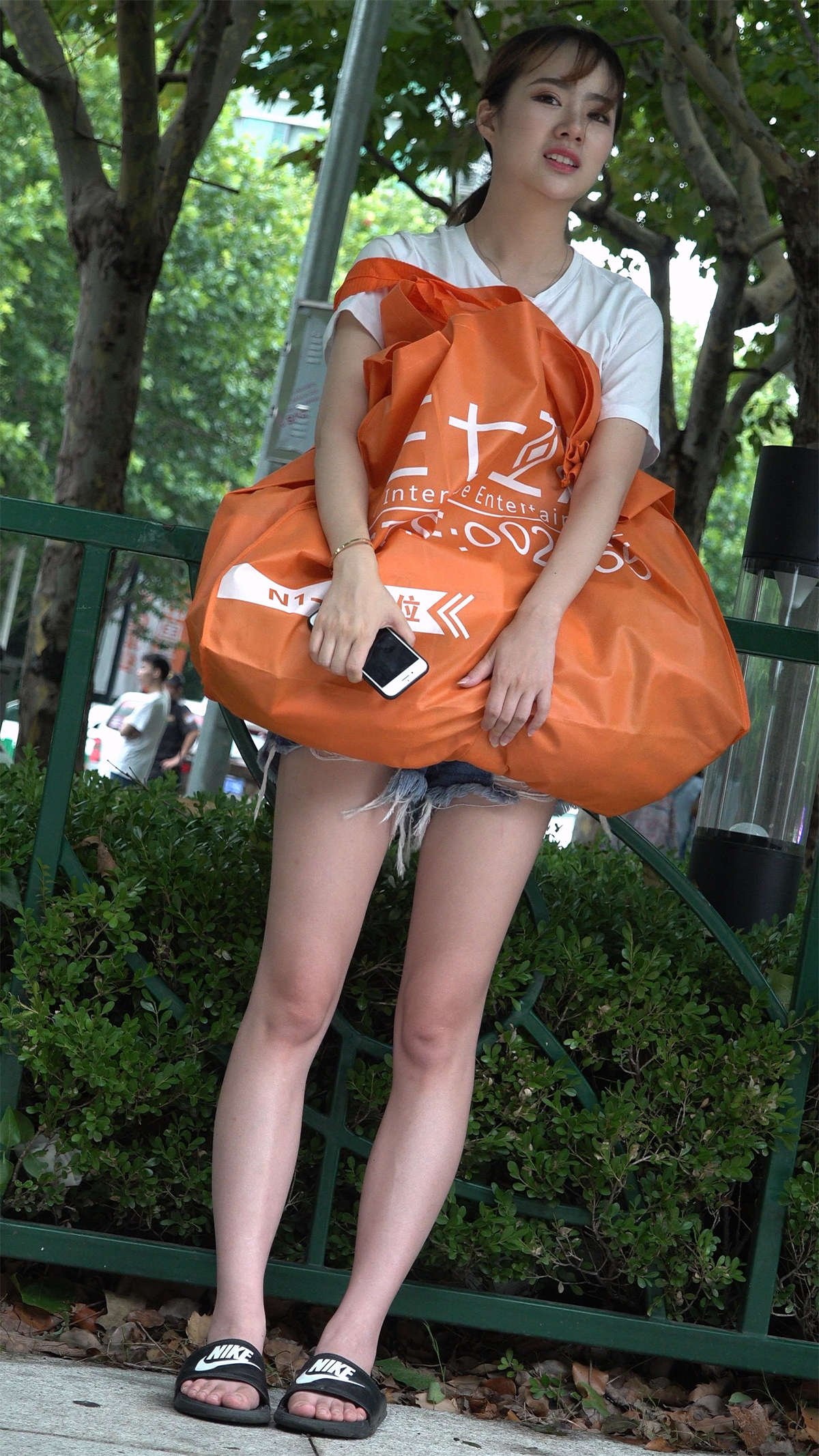 图片[2]-街拍美腿热裤showgirl美颜少女-日更街拍