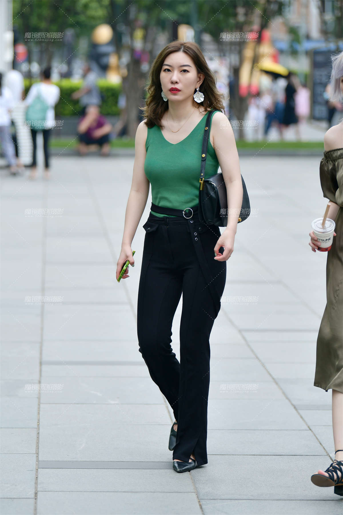 图片[2]-★摇曳韵味黑裤美女-日更街拍