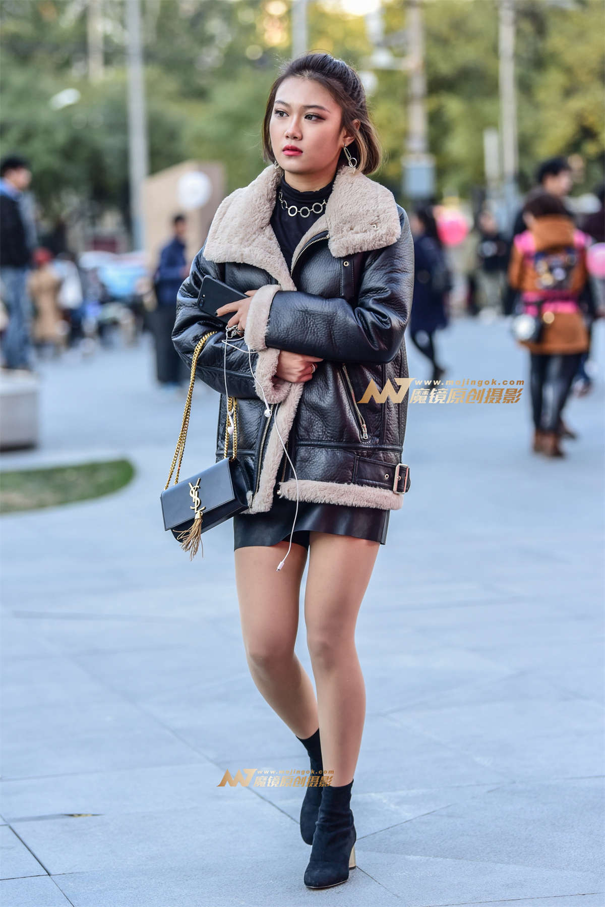 寒冬里夹克皮裙美女-日更街拍