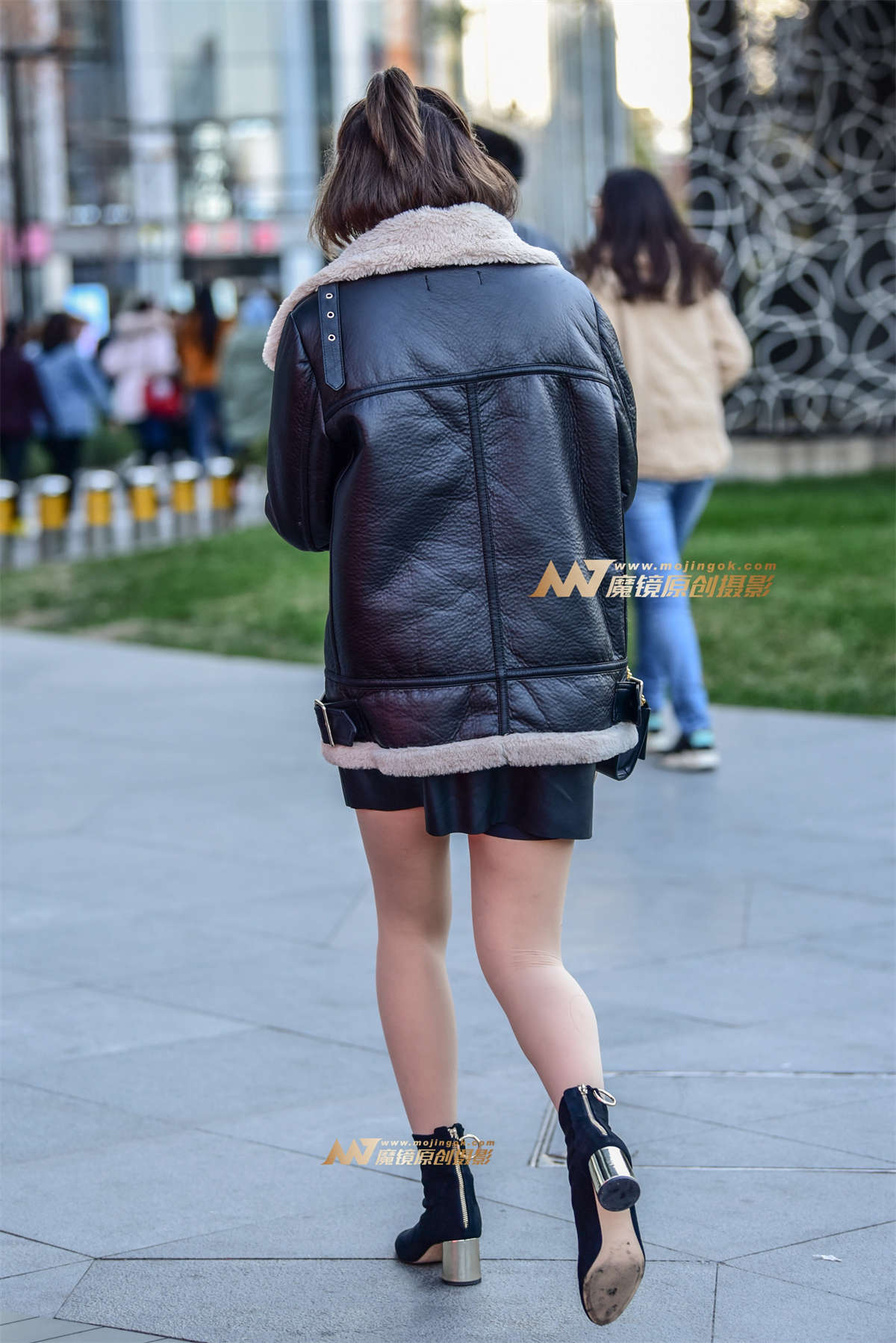 图片[2]-寒冬里夹克皮裙美女-日更街拍