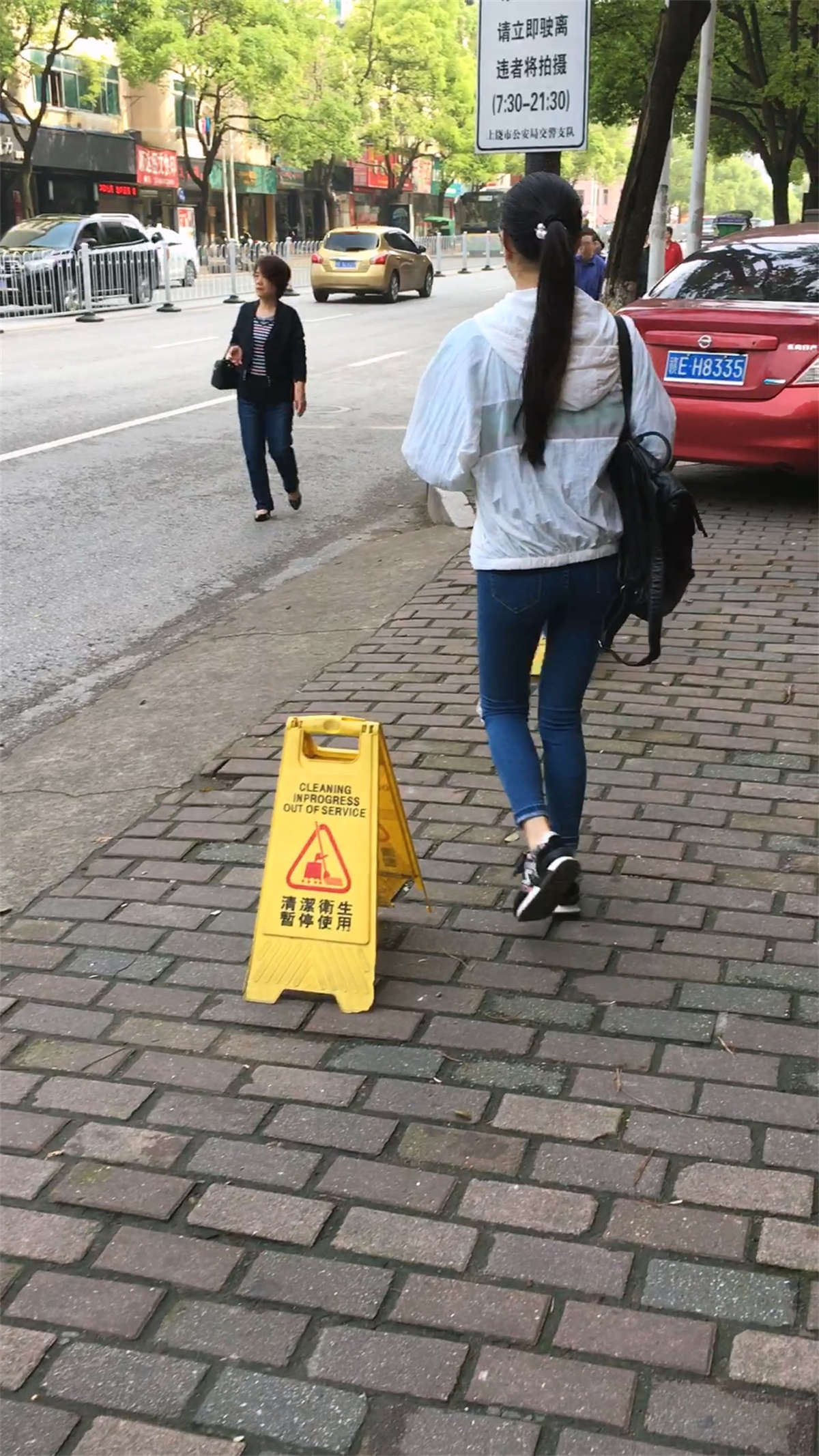 图片[2]-一个极品牛仔裤美女-日更街拍