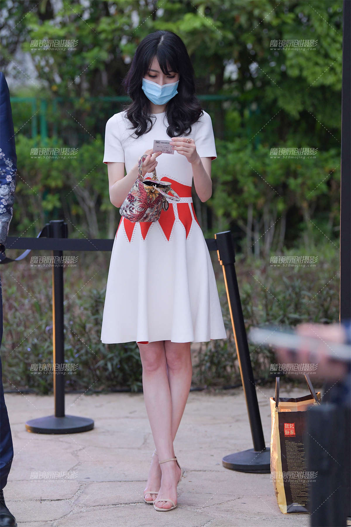 如此优雅的美腿高跟美女-日更街拍