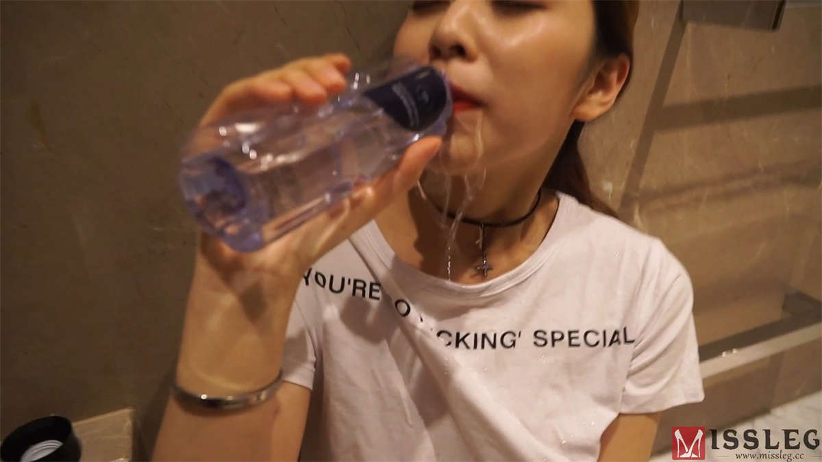 图片[2]-MISSLEG蜜丝 钻石版视频 VF013 浴室湿人 乔依琳-日更街拍