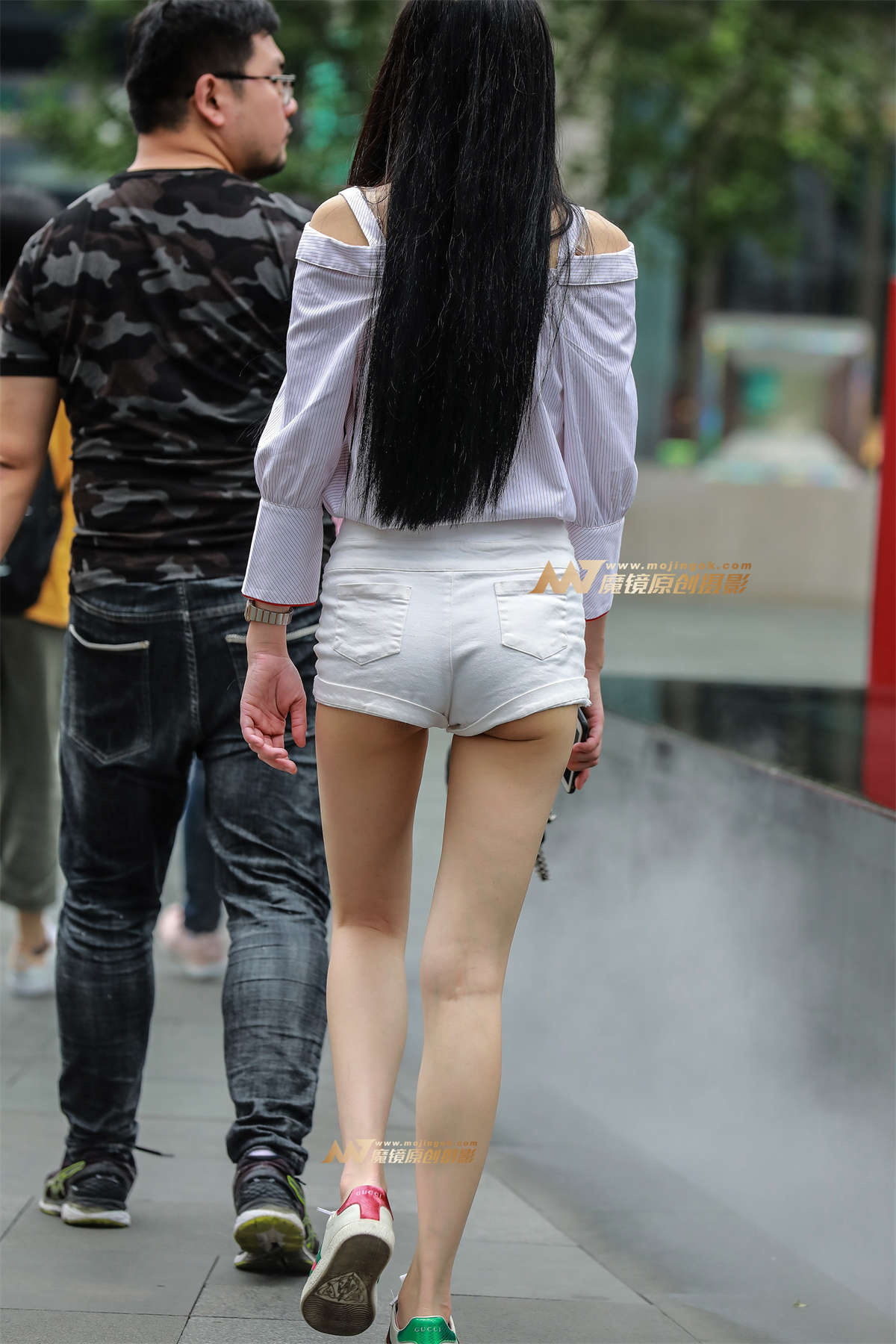 图片[2]-【视觉冲击赛帖】苗条大长腿，热裤MM-日更街拍