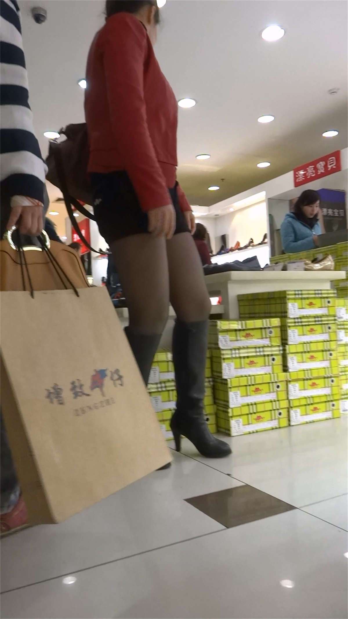 图片[2]-鞋店美女试鞋-日更街拍