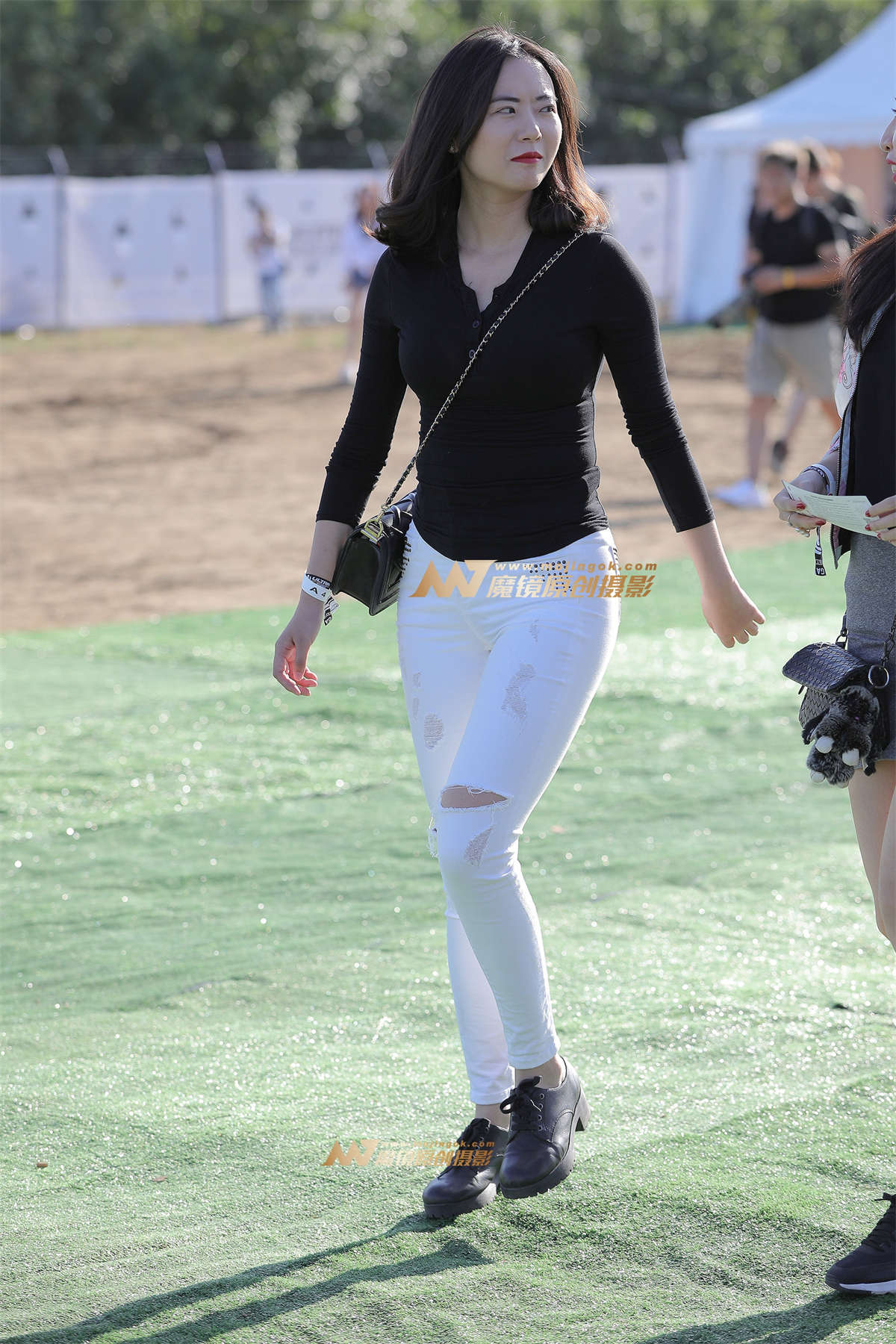 【视觉冲击赛贴】紧致圆润，极品白裤-日更街拍