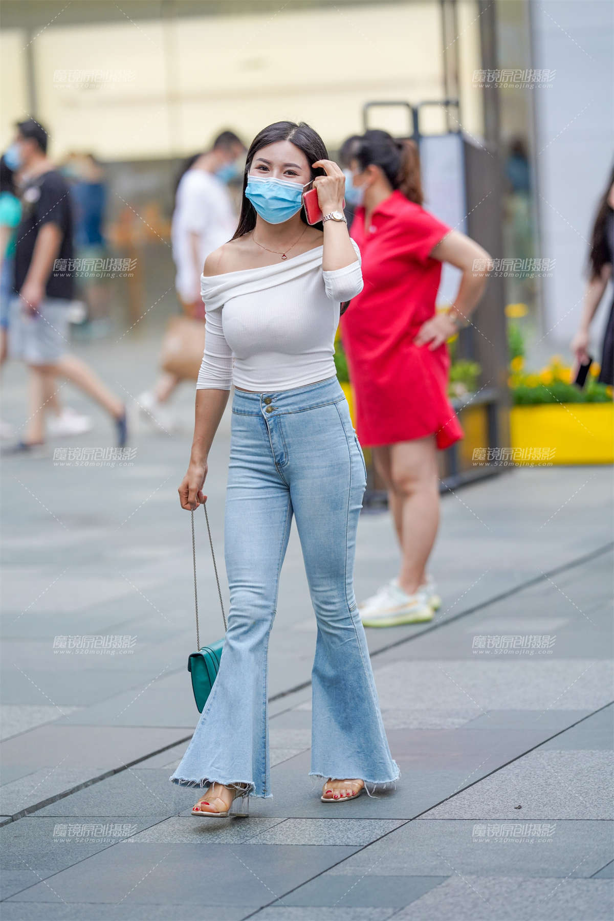 小姐姐穿紧牛真好看-日更街拍