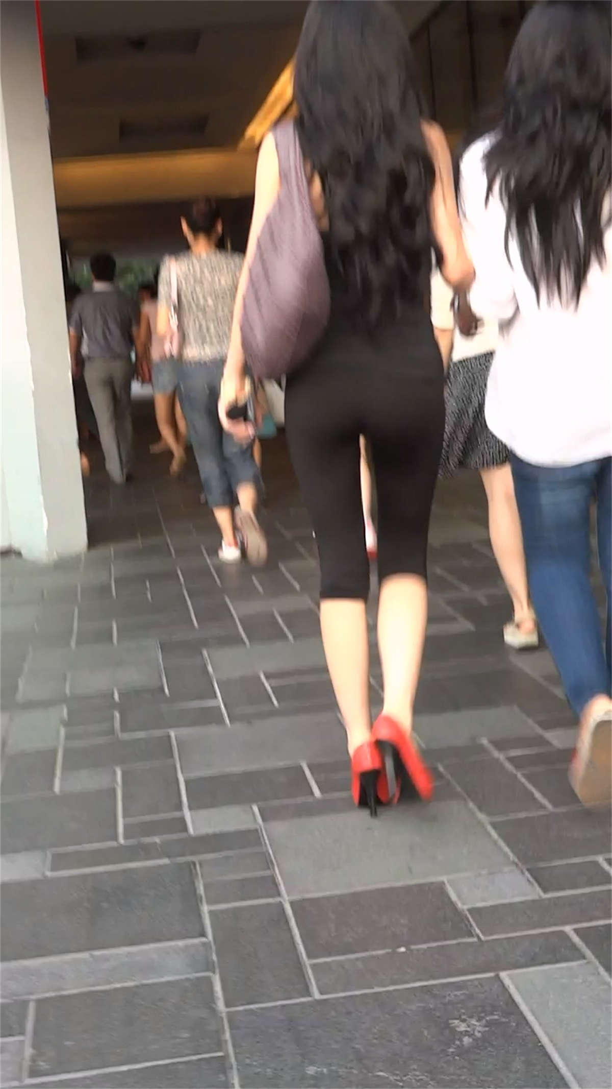 图片[2]-极品紧身裤美臀气质美少妇-日更街拍