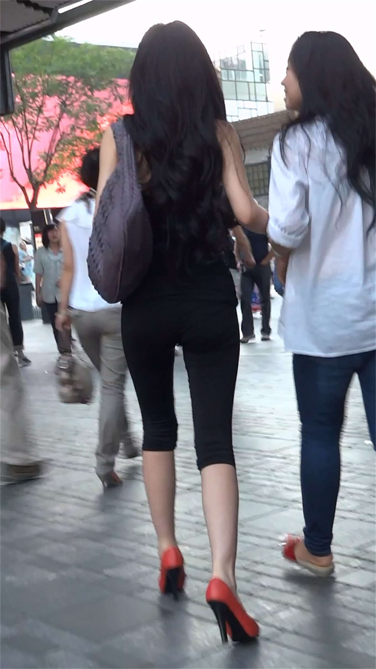 极品紧身裤美臀气质美少妇-日更街拍