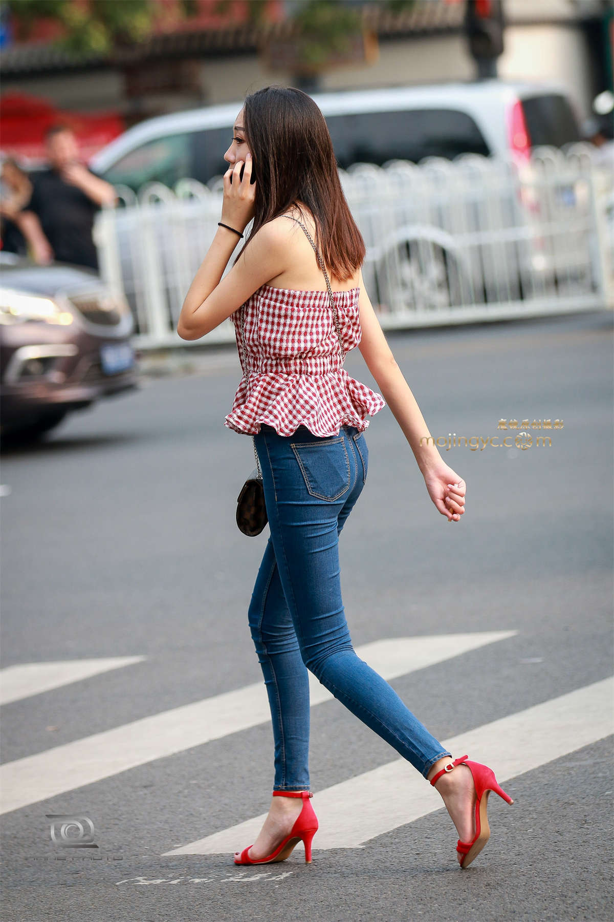 图片[2]-面容身材姣好的性感长腿-日更街拍