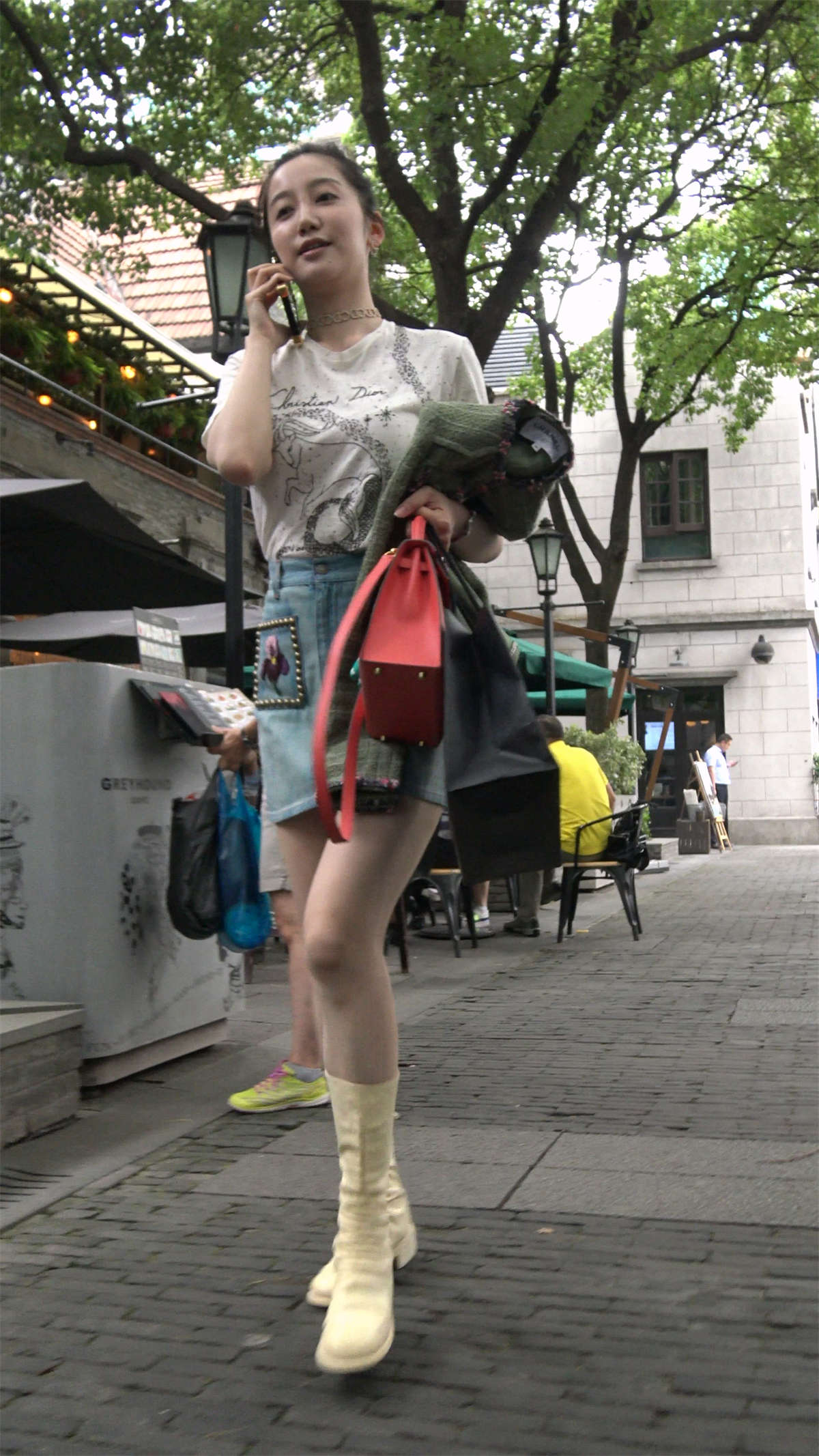 图片[2]-听电话的街拍牛仔裙美丽姑娘-日更街拍