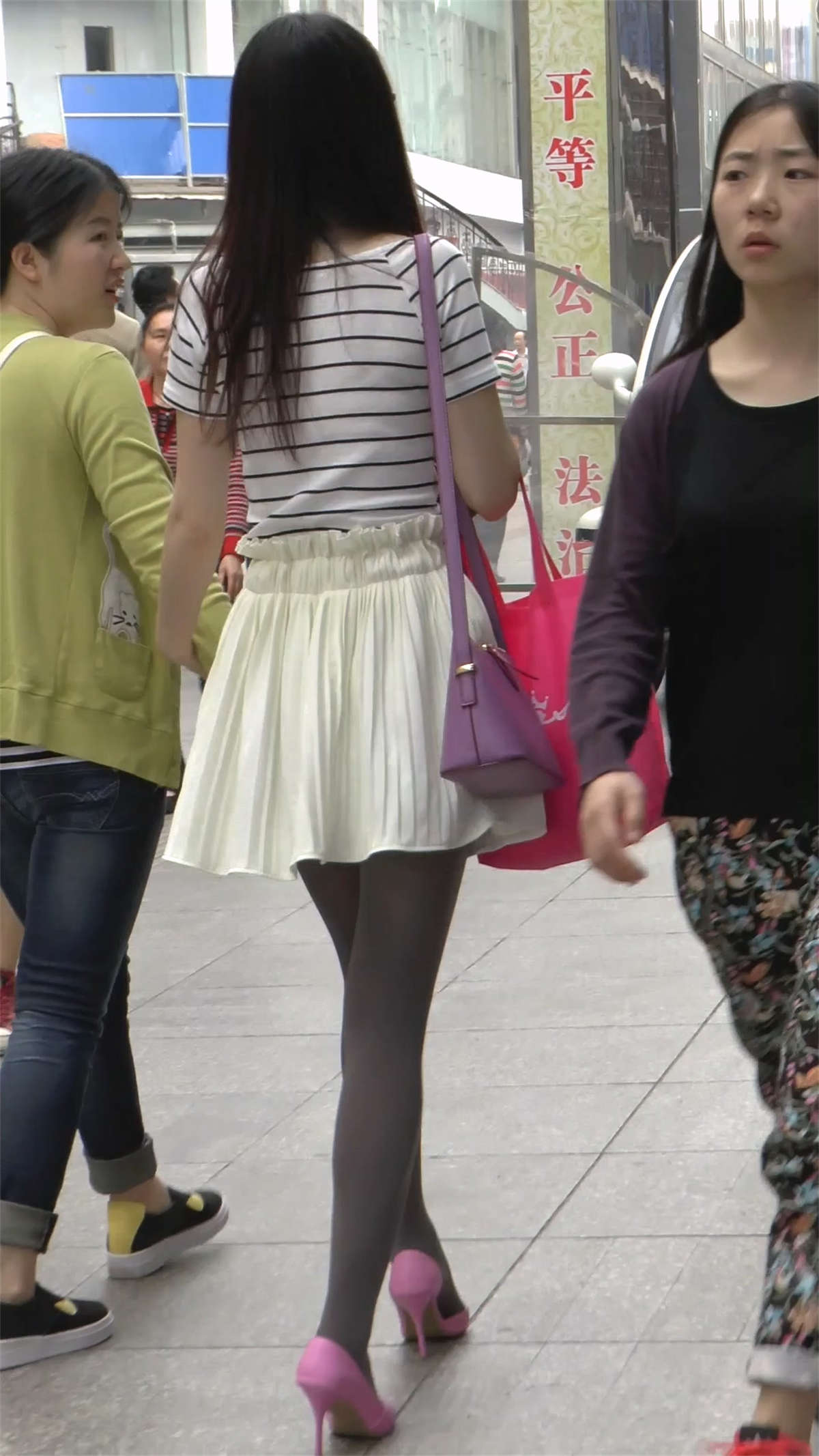 图片[2]-长腿黑丝袜气质红高跟-日更街拍