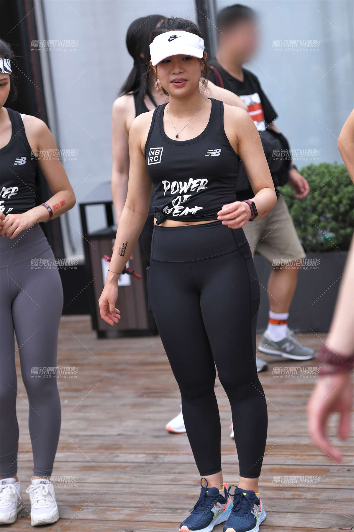 【咔喳赛帖】阳光下的黑色-日更街拍