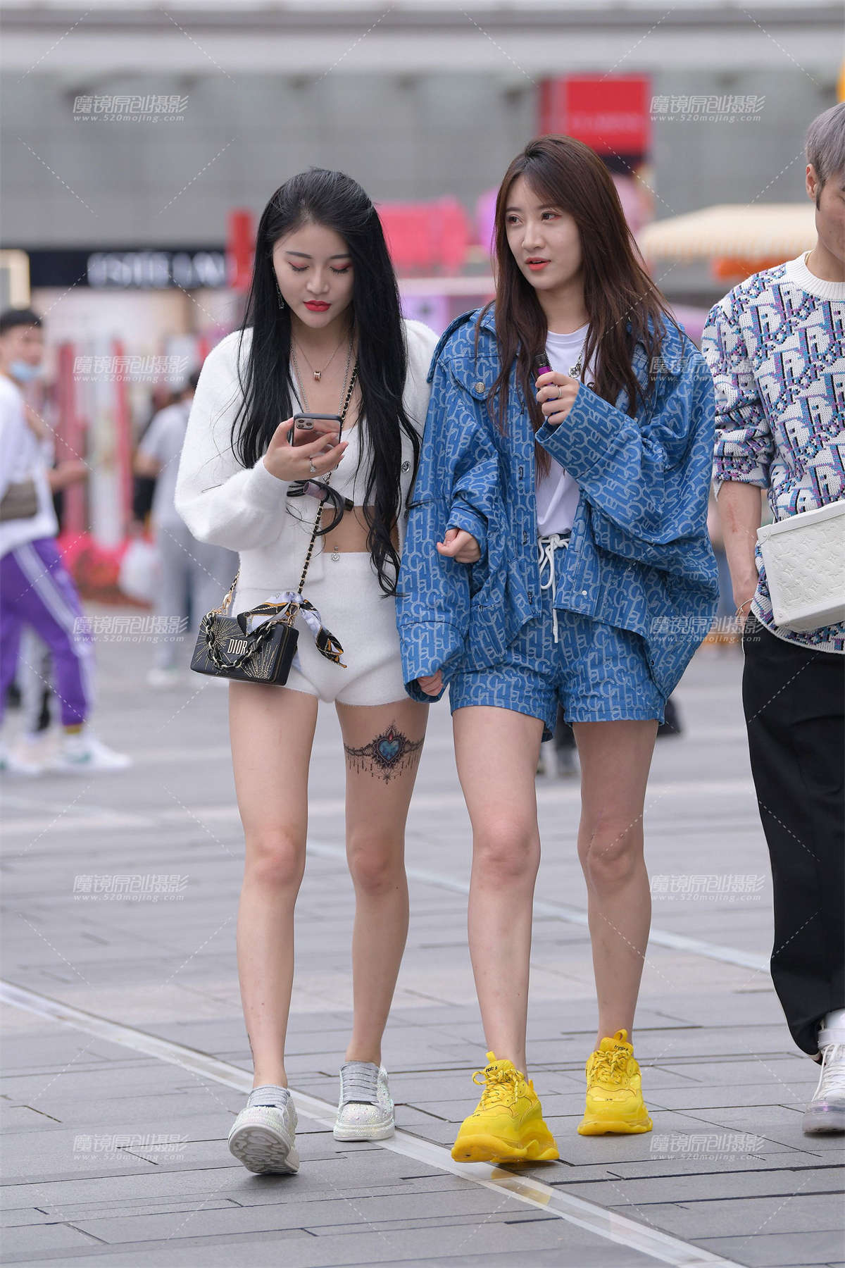 白热裤女孩-日更街拍