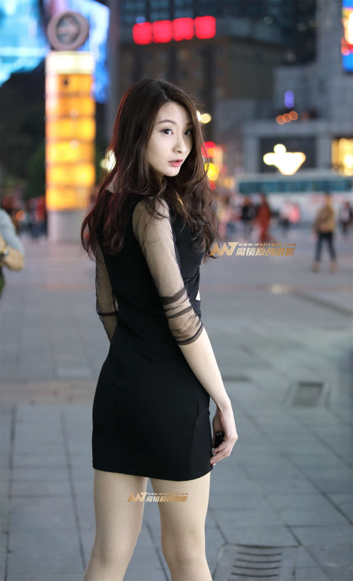 黑夜里的黑色性感连衣裙插图1