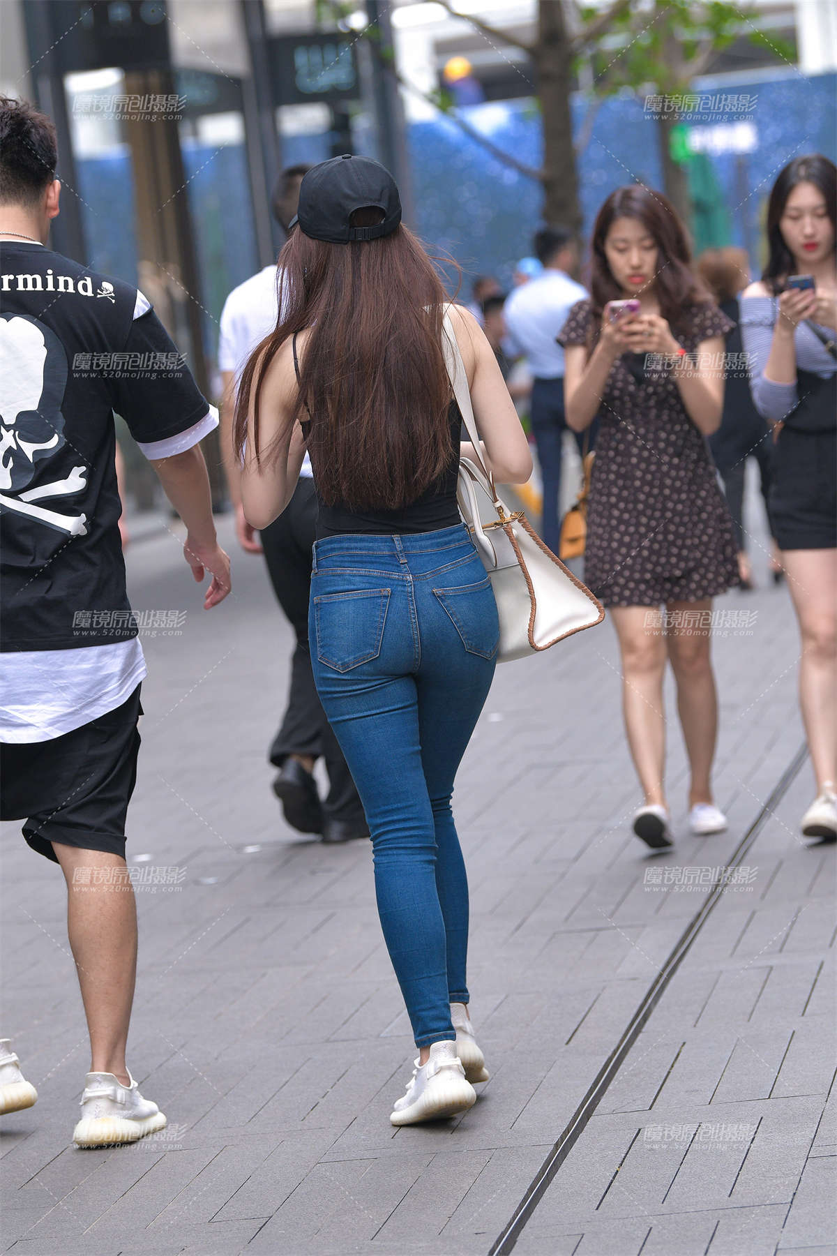 图片[2]-【视觉冲击赛贴】搭讪性感翘臀紧牛小姐姐-日更街拍