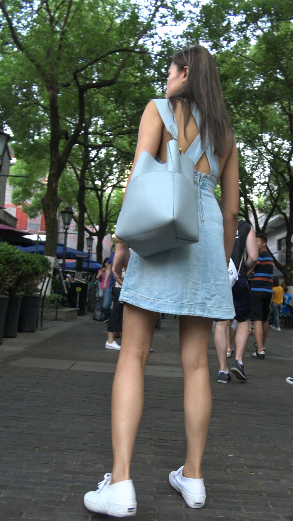 性感大V领牛仔裙街拍美女-日更街拍