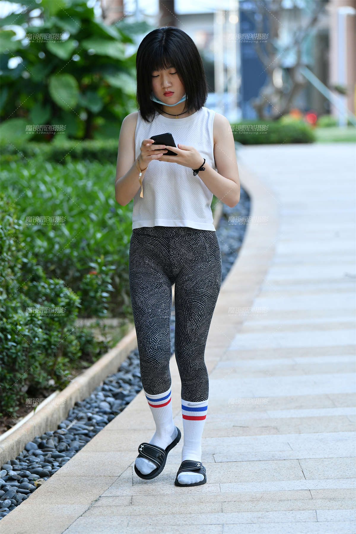 ★专心看手机瑜伽美女-日更街拍