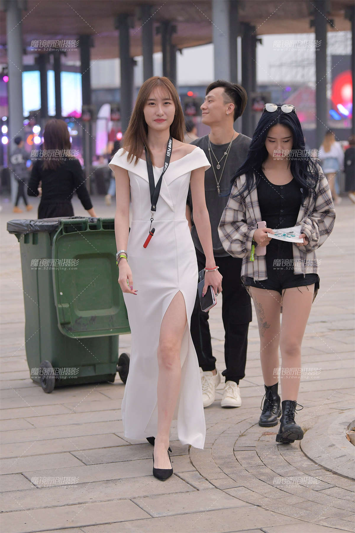 白色开叉长裙-日更街拍