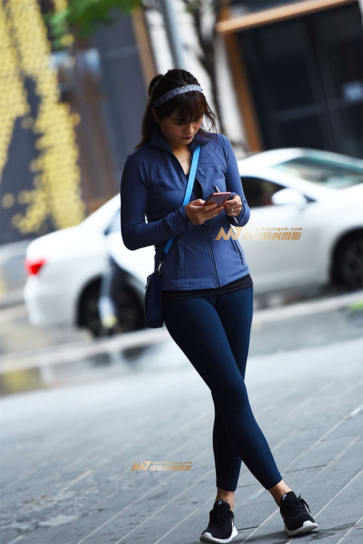 雨天中的紧身裤-日更街拍