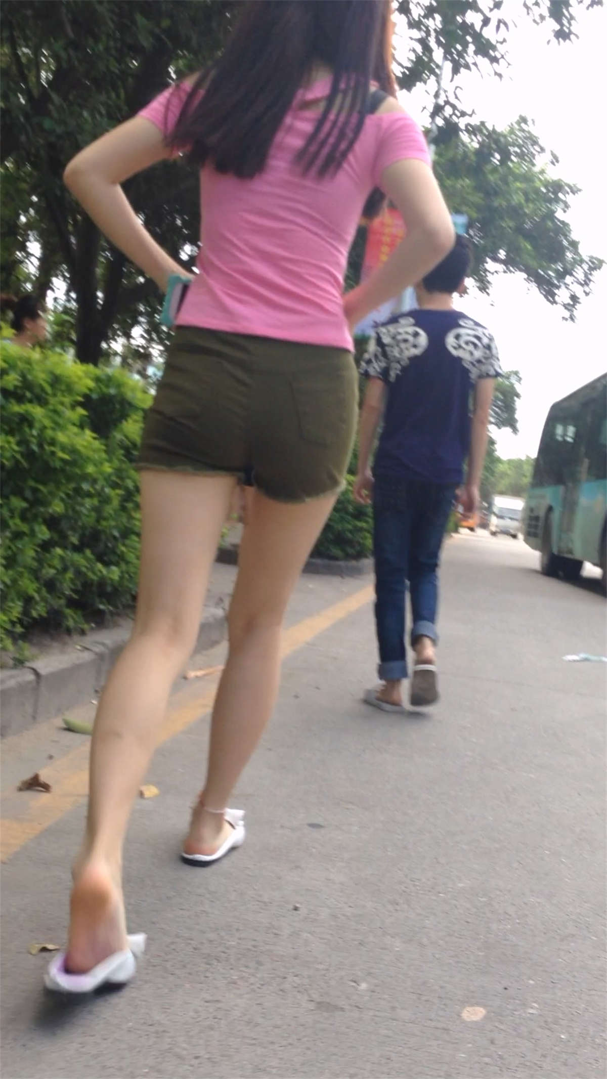 图片[2]-绿色短热裤美女-日更街拍