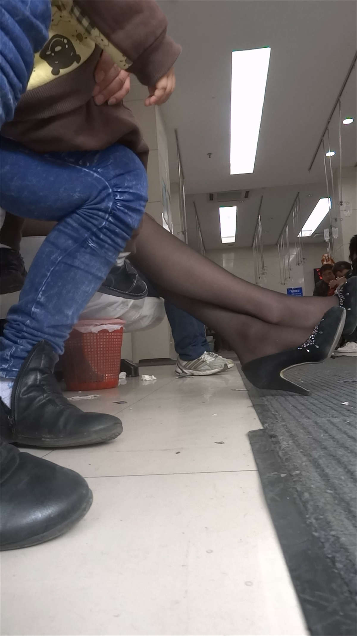 鞋店的黑丝高跟美女-日更街拍