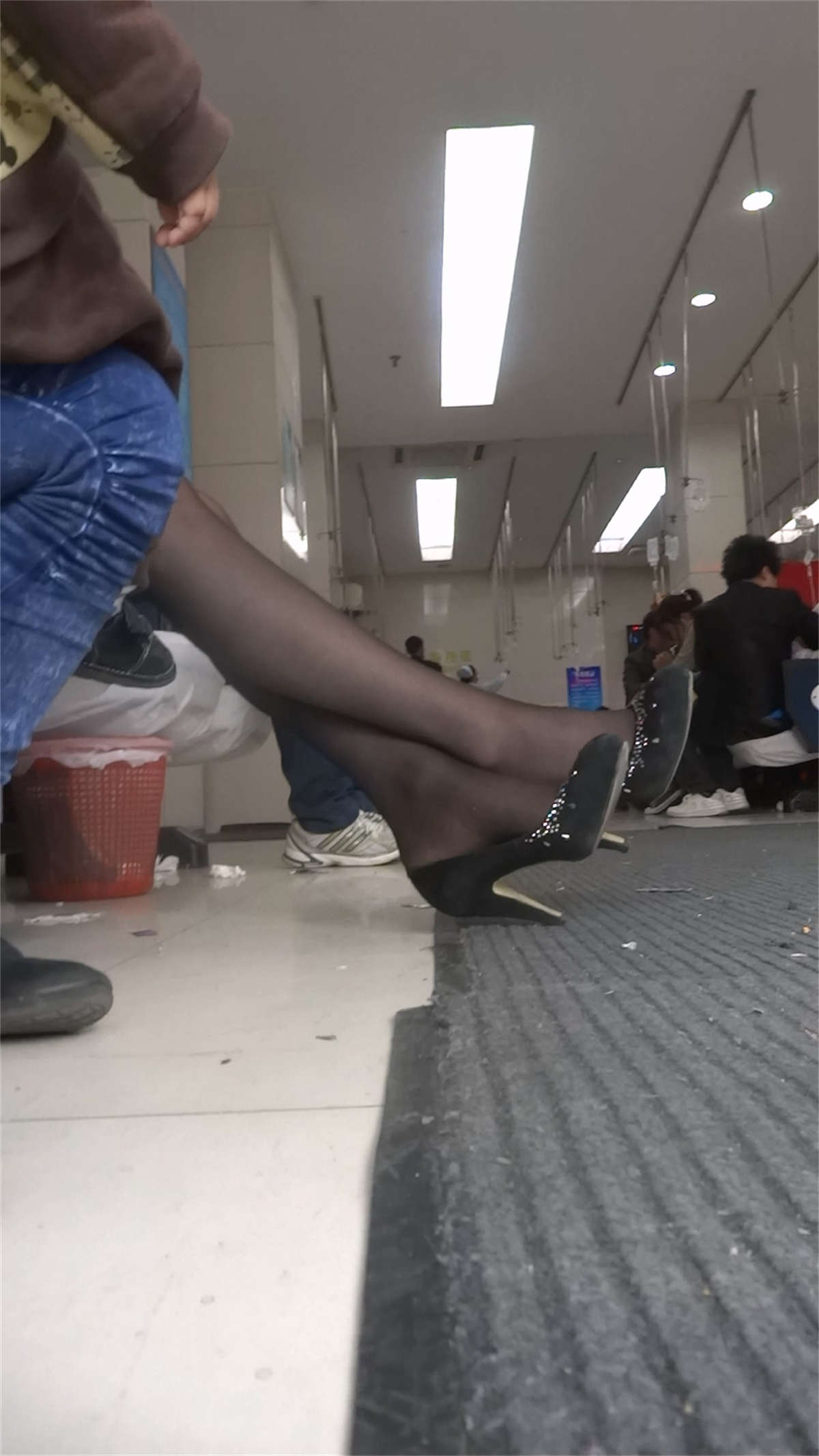 图片[2]-鞋店的黑丝高跟美女-日更街拍