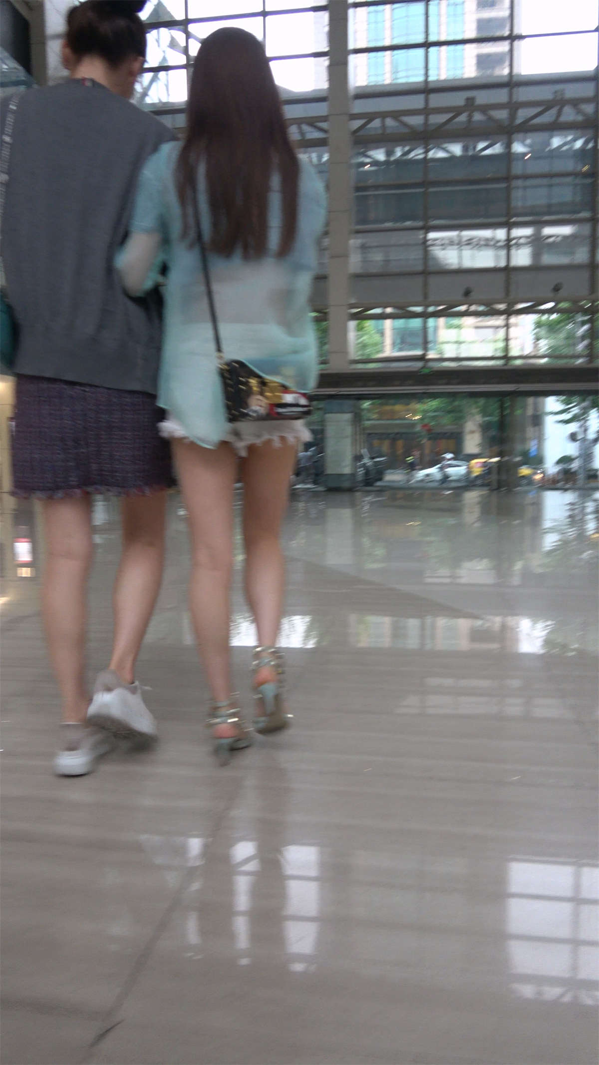 图片[2]-性感街拍热裤凉高跟美女姐姐-日更街拍