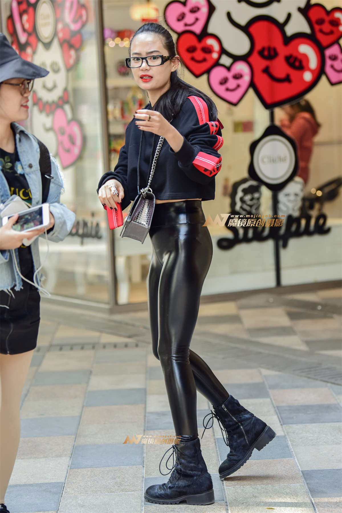 紧身皮裤学生妹-日更街拍